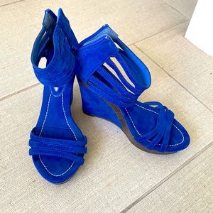 Bucco wedge. Stunning electric blue color velvet fabric size 8